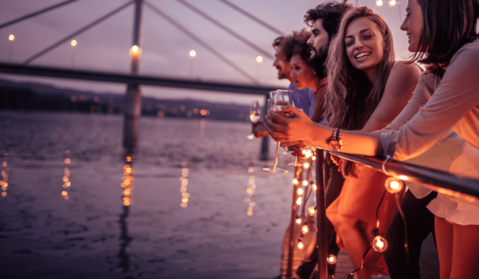 Participez à une boat party de folie à bord d’une péniche à Bordeaux !