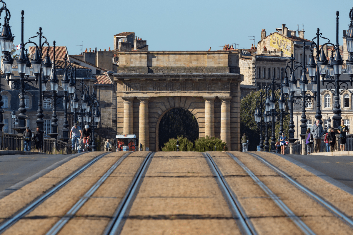 Porte de Bourgogne depuis le pont de pierre